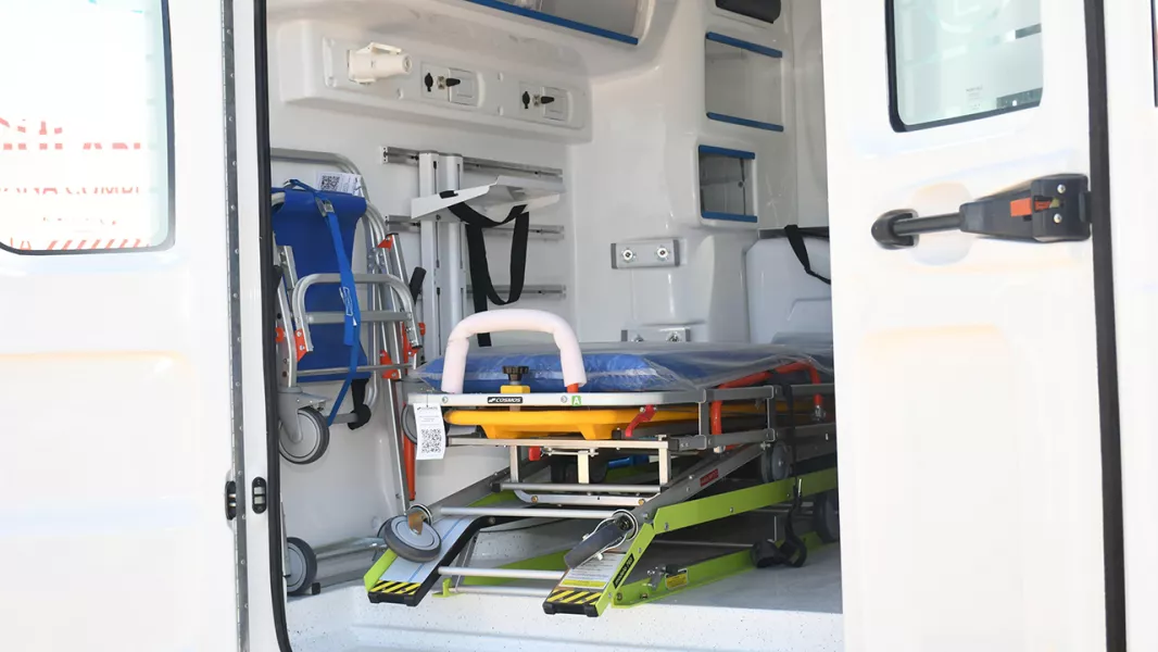 15025-el-gobernador-entrego-siete-nuevas-ambulancias-y-ya-son-130-durante-su-gestion