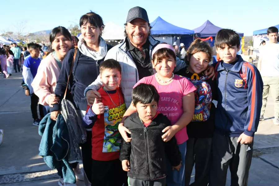 103178-el-gobernador-saenz-se-sumo-a-la-celebracion-del-dia-de-la-niniez-en-el-parque-del-bicentenario-junto-a-miles-de-familias-20250810222039