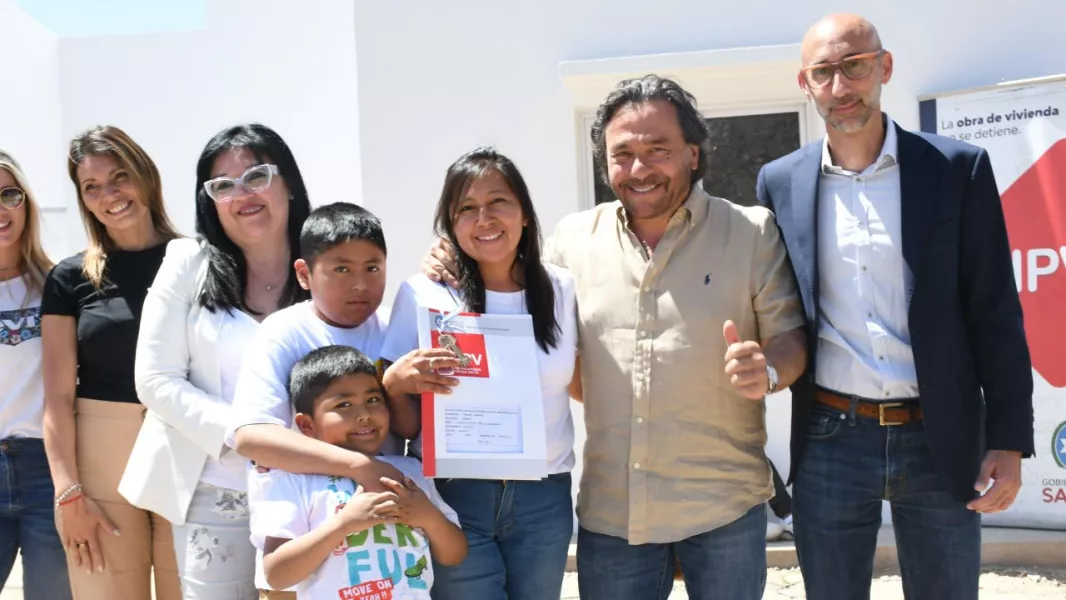 104094-con-la-entrega-de-47-viviendas-en-cafayate-la-gestion-saenz-convirtio-a-mas-de-4250-familias-en-propietarias