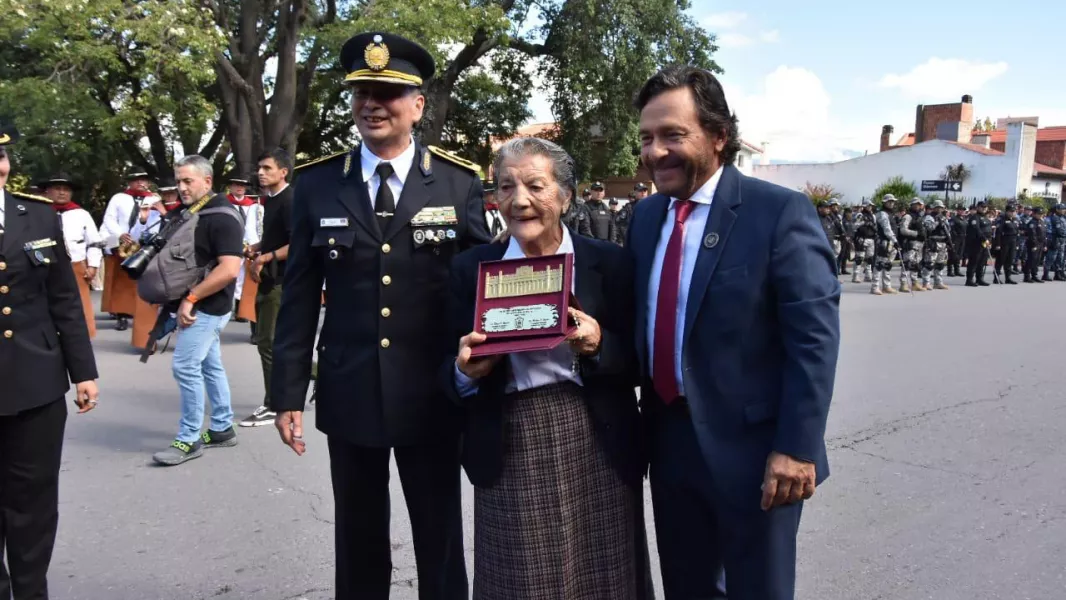 16581-el-gobernador-saenz-encabezo-el-acto-central-por-el-bicentenario-de-la-policia-de-salta