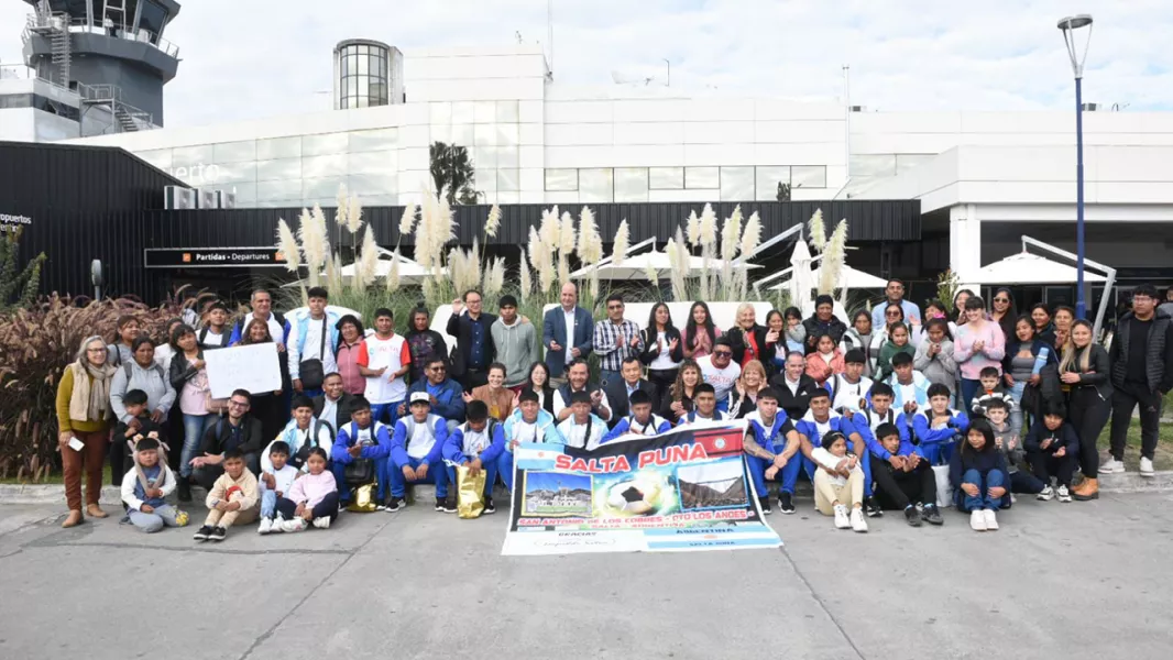17360-de-la-puna-a-china-saenz-despidio-a-estudiantes-que-inician-un-viaje-enriquecedor-para-su-futuro-profesional-y-personal