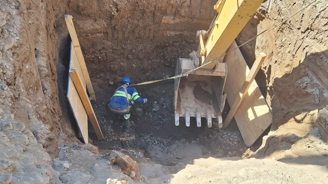 104066-continuan-las-obras-de-recambio-de-canieria-de-la-red-colectora-en-barrio-santa-lucia