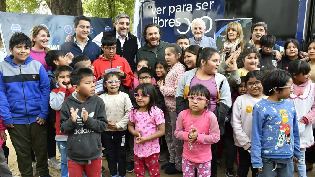 102212-mas-de-200-ninios-del-departamento-san-martin-recibieron-sus-anteojos-gratis-por-el-programa-ver-para-ser-libres