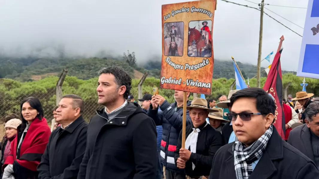 21272-el-ministro-ignacio-jarsun-acompanio-a-los-vecinos-de-los-toldos-en-sus-fiestas-patronales