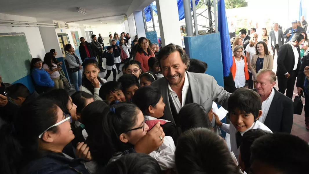 16611-gustavo-saenz-inicio-la-entrega-en-salta-de-mas-de-185000-manuales-y-mas-de-265000-kits-escolares