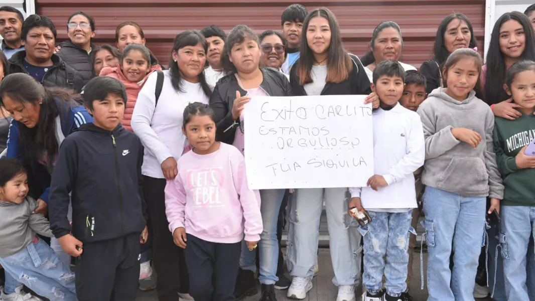 17359-de-la-puna-a-china-saenz-despidio-a-estudiantes-que-inician-un-viaje-enriquecedor-para-su-futuro-profesional-y-personal