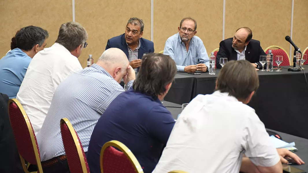 20766-reunion-de-funcionarios