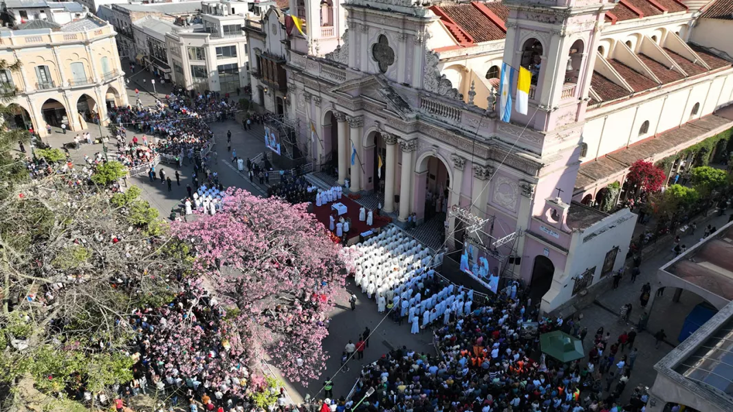 19555-en-el-tercer-dia-del-triduo-el-gobernador-y-miles-de-fieles-se-unieron-para-celebrar-la-solemnidad-del-senior-del-milagro