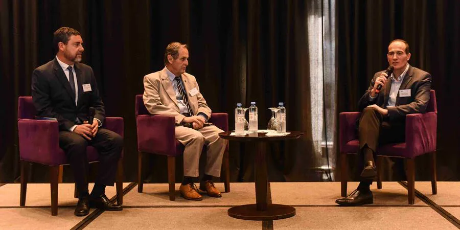 Federico Veller, subsecretario de Hidrocarburos de la Nación, con Jorge de Zavaleta de la CIQyP y el Ing. Gabriel Rodríguez Garrido, del IPA