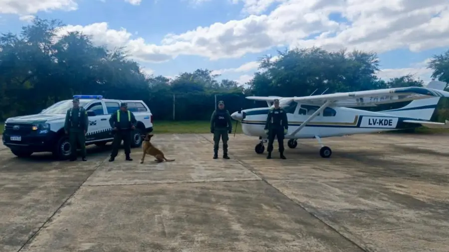 gendarmeria_investiga_una_avioneta_que_aterrizo_en_mosconi_2