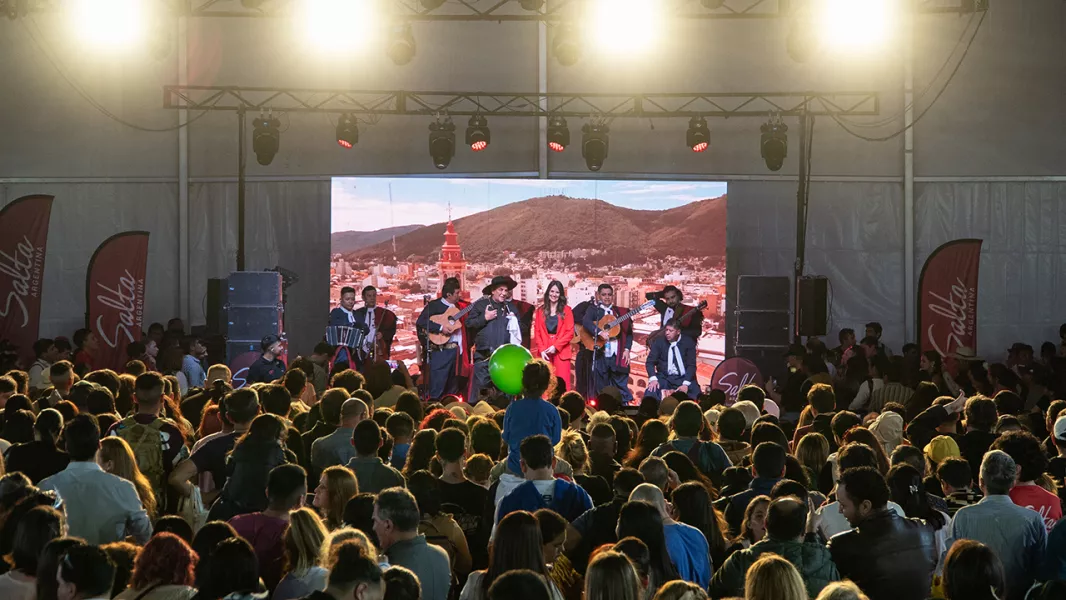 104109-el-chaquenio-palavecino-fue-distinguido-como-embajador-turistico-de-salta-en-la-fit