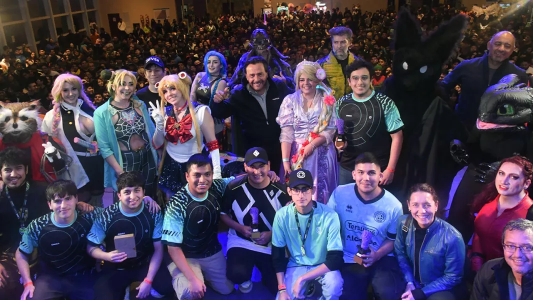 102564-el-gobernador-compartio-con-mas-de-tres-mil-chicos-la-ultima-edicion-de-dimension-comics