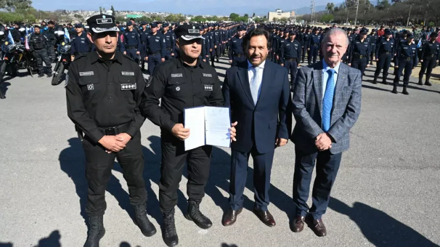 24786-saenz-fortalece-a-la-policia-de-salta-con-151-nuevos-moviles-y-300-agentes