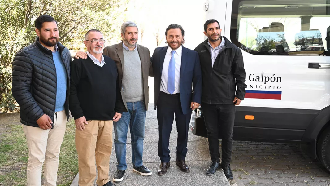 103476-por-el-plan-provincial-de-renovacion-vehicular-el-gobernador-entrego-un-minibus-a-el-galpon