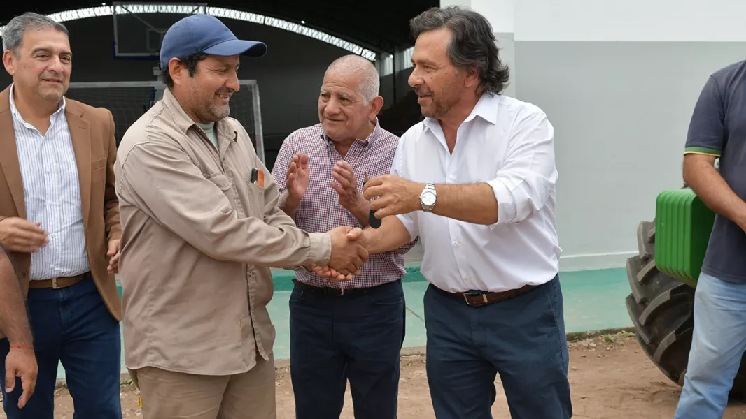 17225-gustavo-saenz-en-jv-gonzalez-recorrido-por-el-nuevo-nuevo-polideportivo-municipal-y-entrega-de-maquinarias