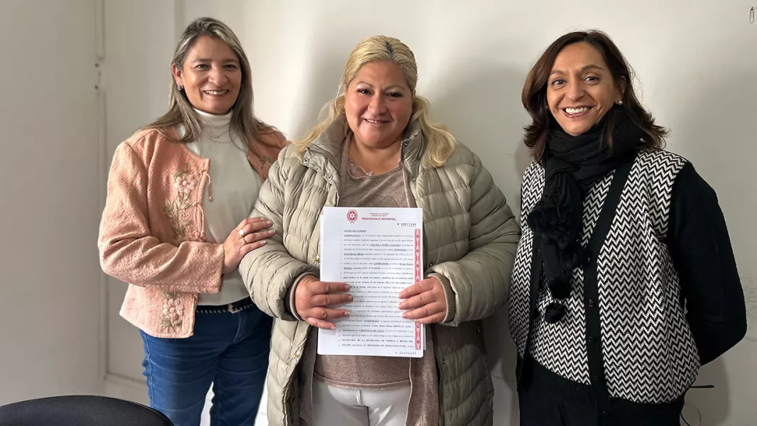 103396-familias-de-barrios-de-la-ciudad-de-salta-firmaron-las-escrituras-de-sus-terrenos