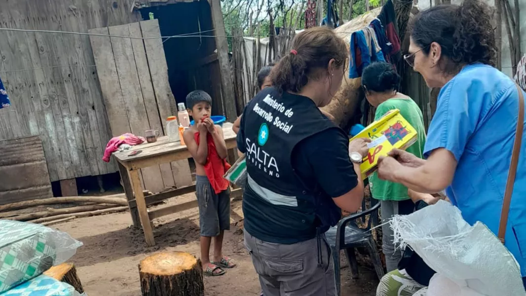 105593-provincia-realizo-la-asistencia-a-22-familias-afectadas-por-un-temporal-en-colonia-santa-rosa