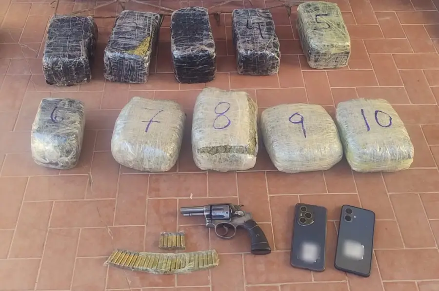 gendarmes_decomisan_10_kilos_de_marihuana_990_kilos_de_hojas_de_coca_y_1.125_paquetes_de_cigarrillos_4