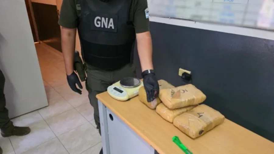 salta_-_circulaban_en_una_motocicleta_con_mochilas_rellenas_de_marihuana_va