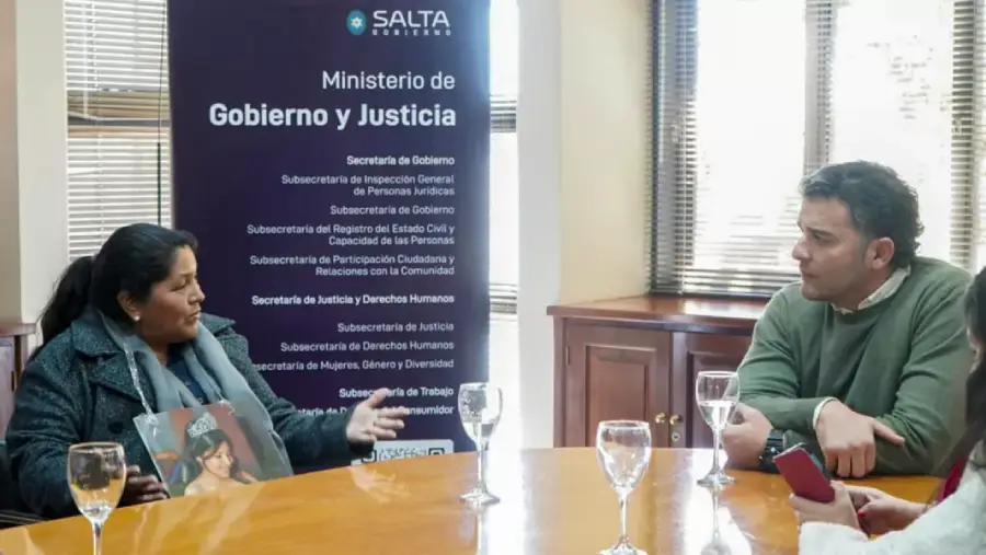 108542-el-ministro-ignacio-jarsun-recibio-a-mariana-aranda