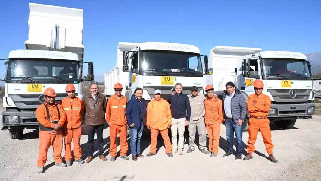 103488-la-direccion-provincial-de-vialidad-sumo-nuevas-maquinarias-con-una-entrega-realizada-por-el-gobernador-saenz