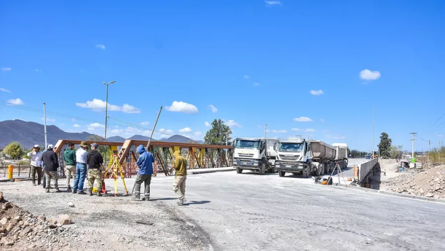 23303-realizaron-la-prueba-de-carga-sobre-el-nuevo-puente-de-vaqueros