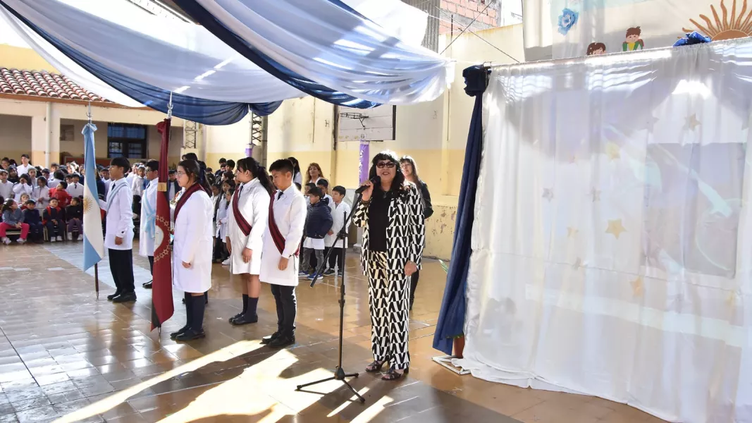 103818-escuela-sarmiento-se-realizo-el-acto-en-conmemoracion-por-el-dia-del-maestro