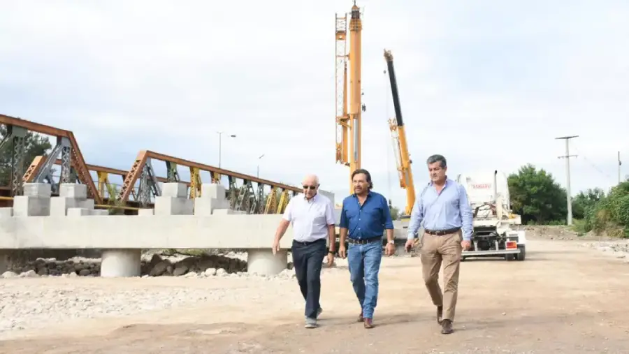 107402-comenzo-el-montaje-de-vigas-del-nuevo-puente-sobre-el-rio-vaqueros-saenz-recorrio-la-obra