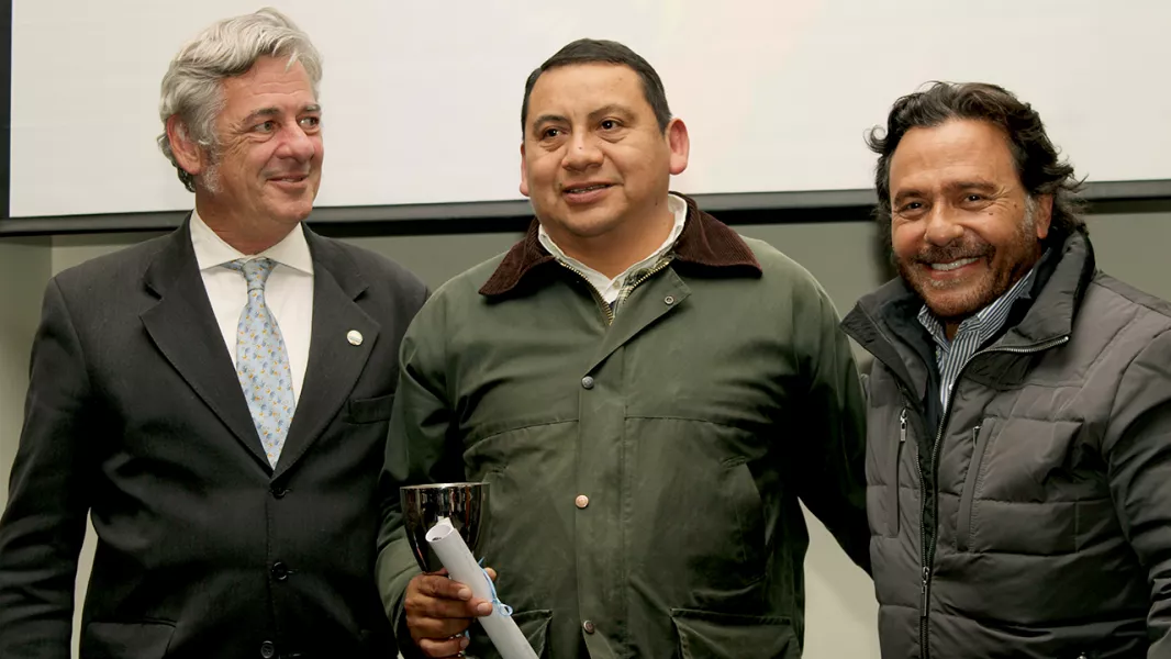 102863-con-la-presencia-del-gobernador-saenz-se-premio-la-excelencia-artesanal-saltenia-en-la-expo-rural-de-palermo-20250724152111