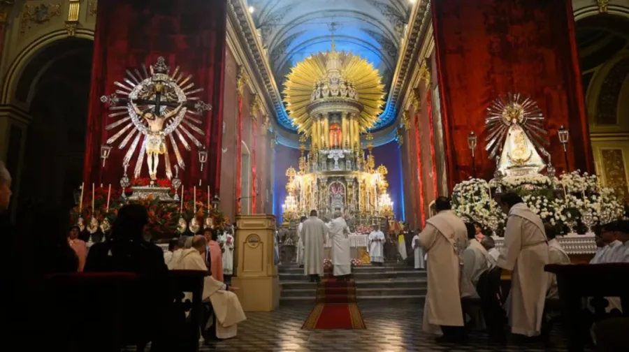 las-mujeres-caminaban-hacia-la-catedral-basilica-de-salta-para-participar-de-la-procesion-por-la-virgen-del-milagro-foto-gentileza-todo-salta-JI46X7BEYNG3TBP4F7BWOHYOPQ
