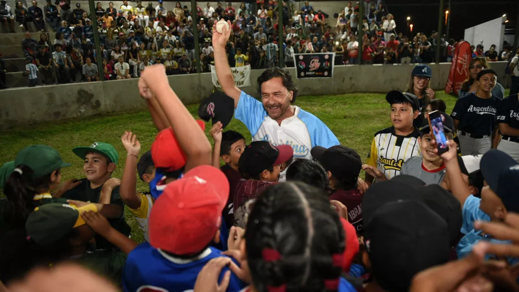 100852-saenz-inauguro-la-nueva-cancha-de-beisbol-y-softbol-en-el-parque-bicentenario