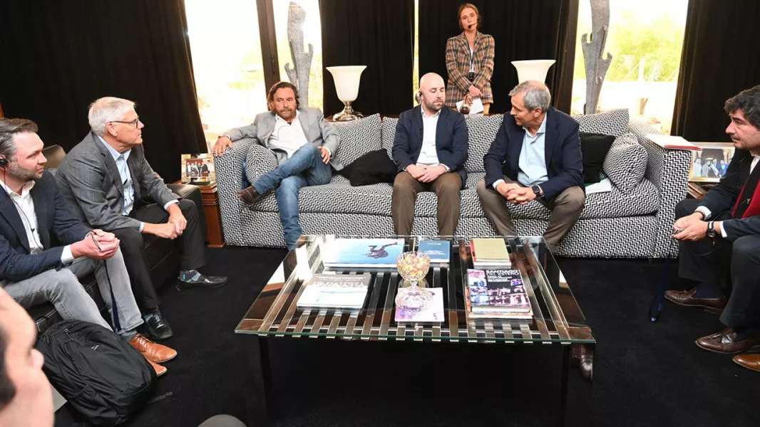 19866-saenz-en-reunion-con-directivos-de-seaboard