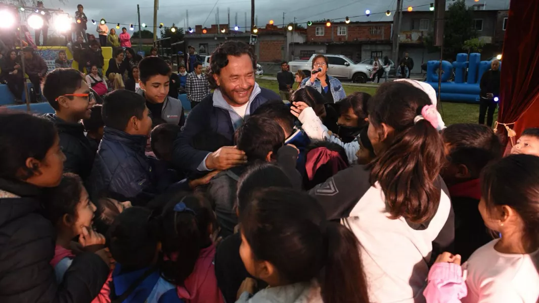 16403-el-gobernador-saenz-y-el-intendente-durand-inauguraron-obras-en-una-plaza-de-alto-la-vinia