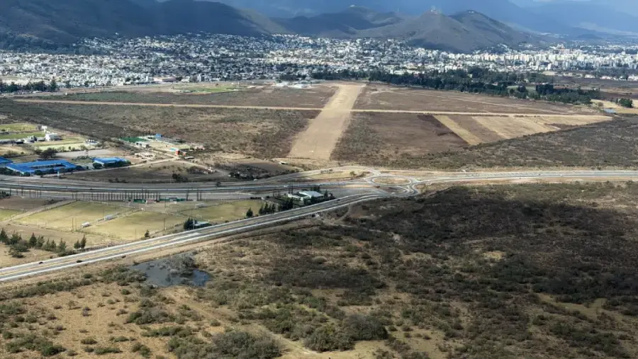 109044-defensa-civil-realizo-sobrevuelo-de-monitoreo-en-salta-capital-y-alrededores-tras-los-incendios