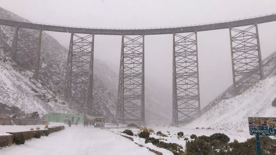 102454-una-postal-inolvidable-el-tren-a-las-nubes-atraveso-una-tormenta-de-nieve-historica-en-su-salida-n65