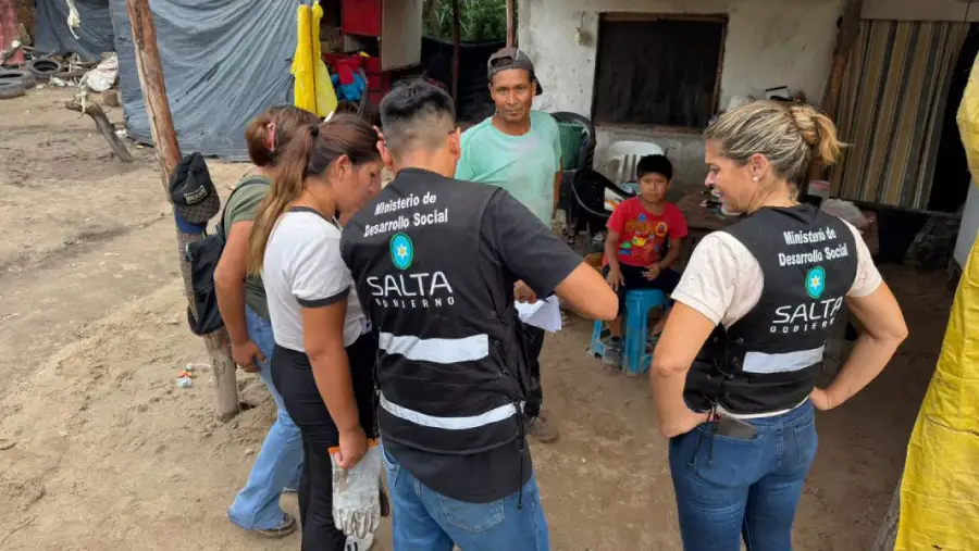 17194-desarrollo-social-realizo-asistencias-aereas-a-156-familias-de-tartagal