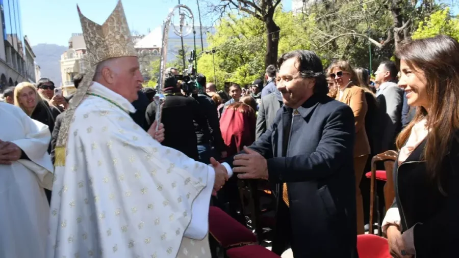 110048-el-gobernador-junto-a-miles-de-fieles-se-unio-a-la-celebracion-de-la-solemnidad-del-senior-del-milagro-en-el-tercer-dia-del-triduo