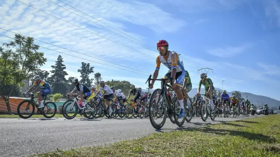 22929-saenz-acompanio-la-94-edicion-de-la-clasica-1-de-mayo-icono-del-deporte-saltenio