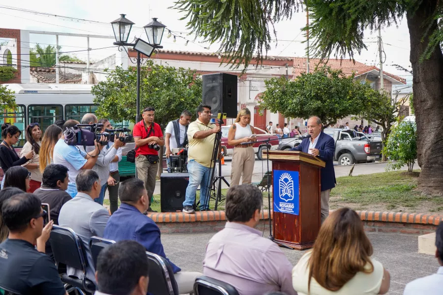 16465-entrega-del-transporte-cedido-en-la-plaza-central-de-rosario-de-lerma-con-la-presencia-de-funcionarios-provinciales-y-municipales