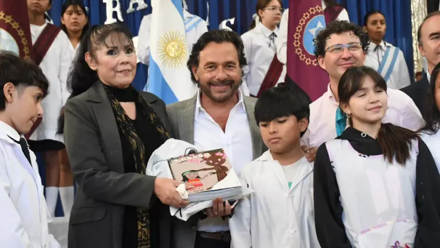 106958-saenz-inicio-la-distribucion-de-kits-y-manuales-escolares-en-toda-la-provincia-y-reafirmo-su-defensa-del-federalismo