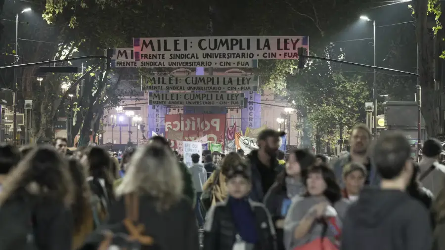 para-el-gobierno-la-marcha-universitaria-movilizo-135-mil-personas-mientras-que-el-titular-del-cin-estimo-1500000-en-todo-el-pais-foto-juan-pablo-chavestn-3ETPLCN27JBNVKBVGL7H3OY2PY