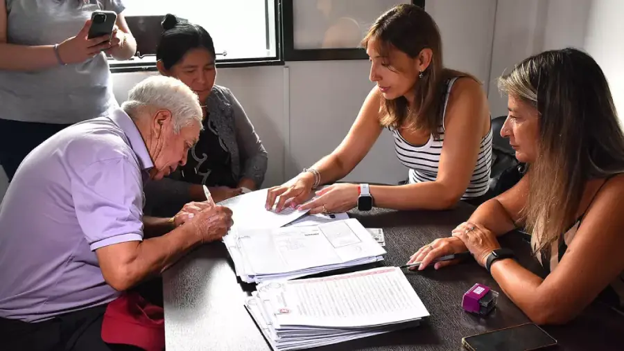 106283-cerca-de-60-familias-firmaron-las-escrituras-que-las-convertiran-en-propietarios-de-sus-terrenos