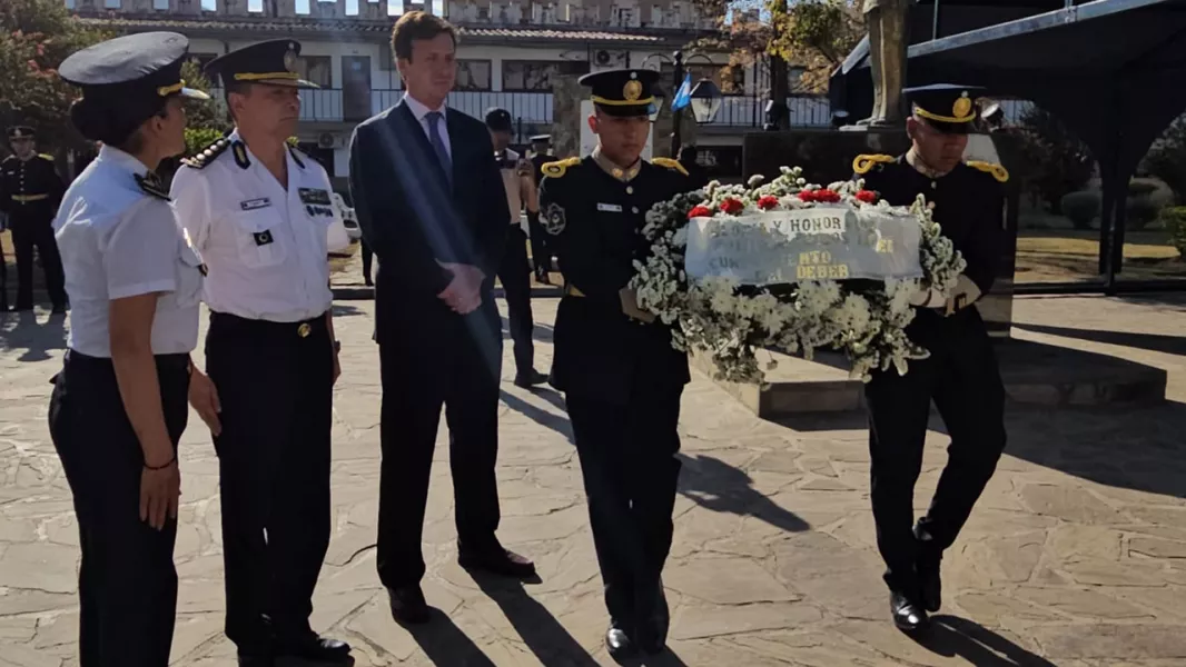 19756-homenaje-a-policias-caidos-en-cumplimiento-del-deber