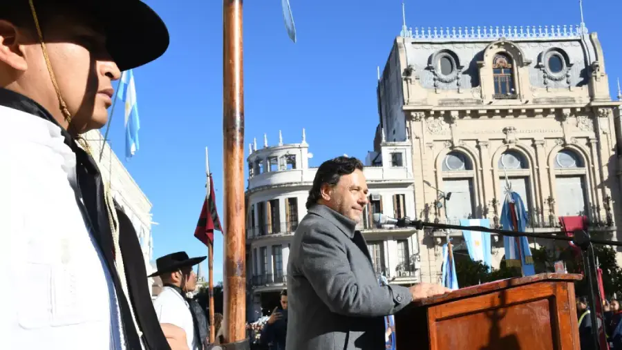 23714-en-el-dia-de-la-bandera-saenz-tomo-la-promesa-de-fidelidad-a-mas-de-600-alumnos-de-4-grado