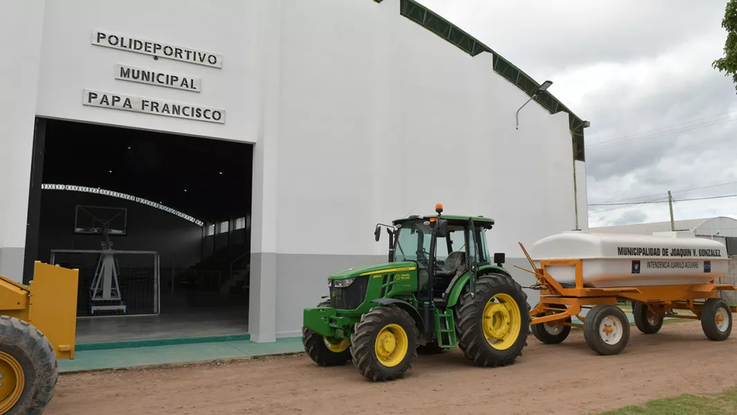 17227-gustavo-saenz-en-jv-gonzalez-recorrido-por-el-nuevo-nuevo-polideportivo-municipal-y-entrega-de-maquinarias