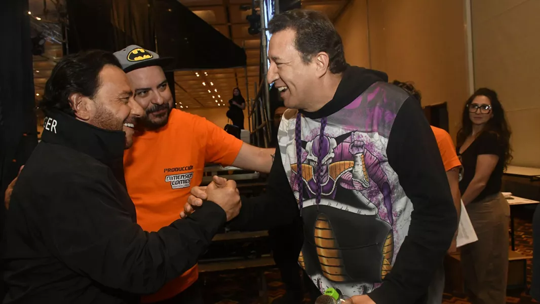 18244-el-gobernador-compartio-con-mas-de-tres-mil-chicos-la-ultima-edicion-de-dimension-comics