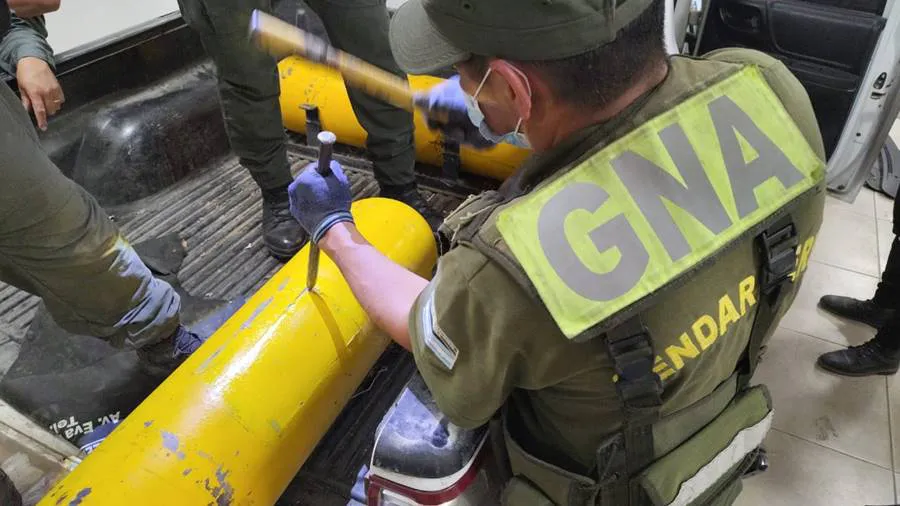 removieron_el_tablero_de_una_pick_up_y_rellenaron_dos_tubos_de_gnc_con_mas_de_86_kilos_de_cocaina_6