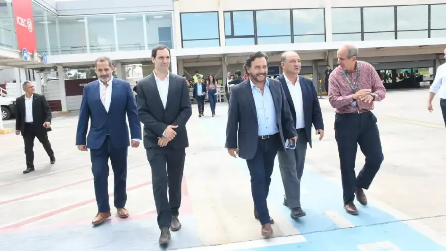 18741-saenz-destaco-la-inversion-privada-y-el-crecimiento-minero-en-la-presentacion-del-avion-dash-8-400-en-salta