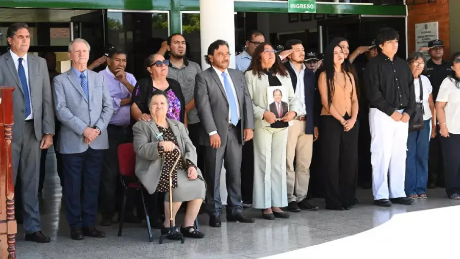 106143-con-la-presencia-del-gobernador-se-rindio-homenaje-a-la-trayectoria-del-comisario-vicente-cordeyro