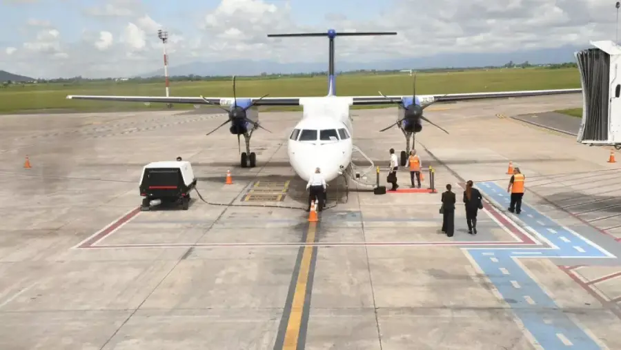 18740-saenz-destaco-la-inversion-privada-y-el-crecimiento-minero-en-la-presentacion-del-avion-dash-8-400-en-salta